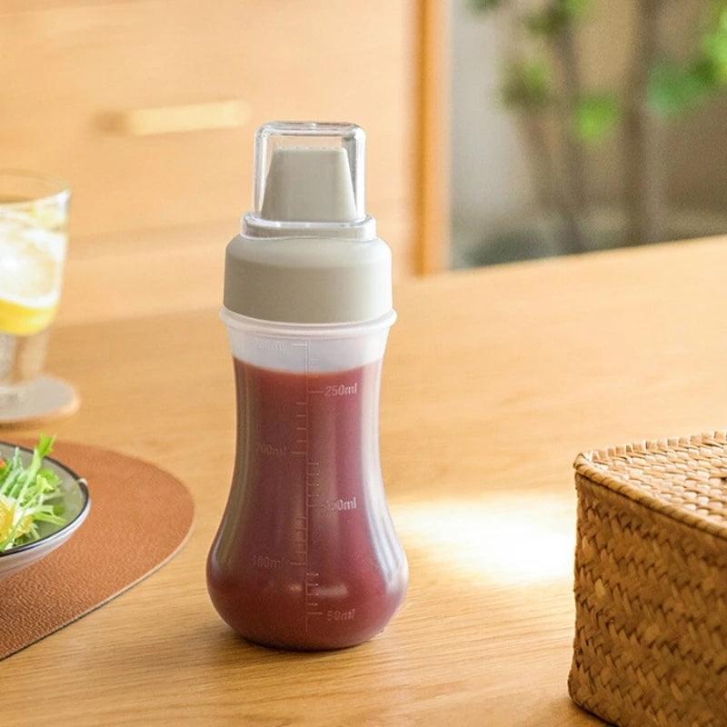 SQUEEZE SAUCE BOTTLE FOUR HOLE
