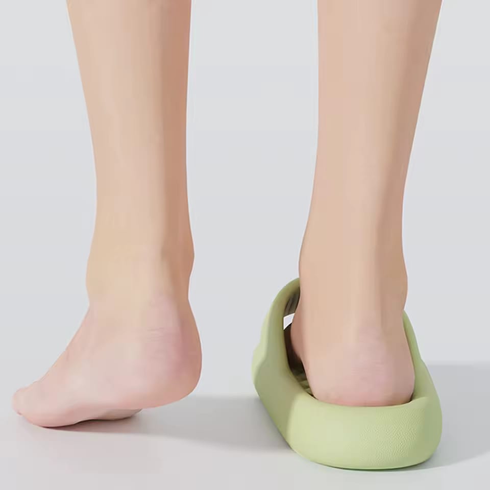 BATHROOM BATHING NON-SLIP MEN WOMEN LEAKING QUICK-DRYING SLIPPERS (STANDARD SIZES)